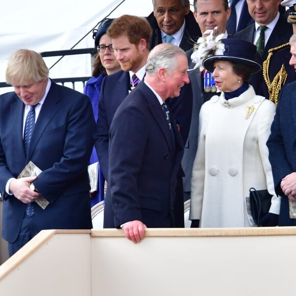 Boris Johnson, le prince Harry, le prince Charles, prince de Galles et la princesse Anne lors de l'inauguration le 9 mars 2017 à Londres d'un mémorial rendant hommage aux services rendus au péril de leur vie par les personnels de l'armée britannique et les civils de la Défense lors de la Guerre du Golfe et des conflits armés en Irak et en Afghanistan.