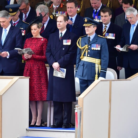 Le prince William, Kate Middleton, duchesse de Cambridge, Philip Hammond, la comtesse Sophie de Wessex, le prince Edward, David Cameron, John Major lors de l'inauguration le 9 mars 2017 à Londres d'un mémorial rendant hommage aux services rendus au péril de leur vie par les personnels de l'armée britannique et les civils de la Défense lors de la Guerre du Golfe et des conflits armés en Irak et en Afghanistan.