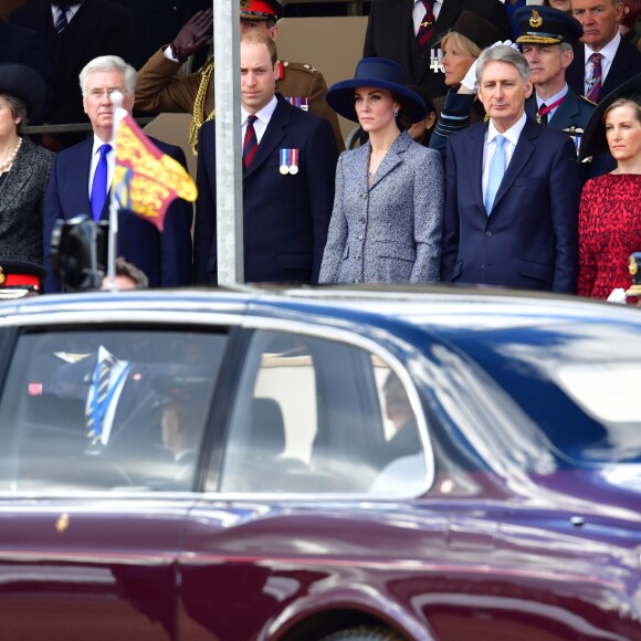 Theresa May, le prince William, duc de Cambridge, Kate Middleton, duchesse de Cambridge, Philip Hammond, Sophie, comtesse de Wessex, le prince Edward lors de l'inauguration le 9 mars 2017 à Londres d'un mémorial rendant hommage aux services rendus au péril de leur vie par les personnels de l'armée britannique et les civils de la Défense lors de la Guerre du Golfe et des conflits armés en Irak et en Afghanistan.