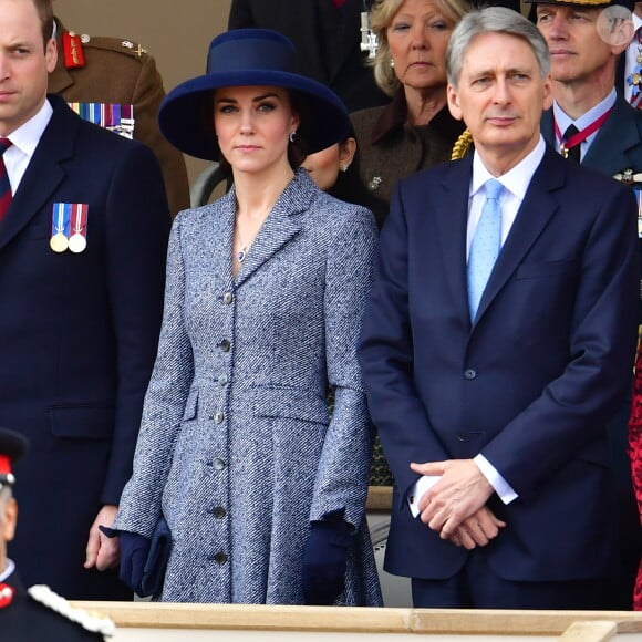 Kate Middleton, duchesse de Cambridge, au côté de Philip Hammond lors de l'inauguration le 9 mars 2017 à Londres d'un mémorial rendant hommage aux services rendus au péril de leur vie par les personnels de l'armée britannique et les civils de la Défense lors de la Guerre du Golfe et des conflits armés en Irak et en Afghanistan.