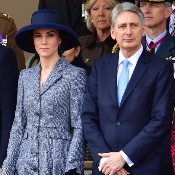 Kate Middleton, duchesse de Cambridge, au côté de Philip Hammond lors de l'inauguration le 9 mars 2017 à Londres d'un mémorial rendant hommage aux services rendus au péril de leur vie par les personnels de l'armée britannique et les civils de la Défense lors de la Guerre du Golfe et des conflits armés en Irak et en Afghanistan.