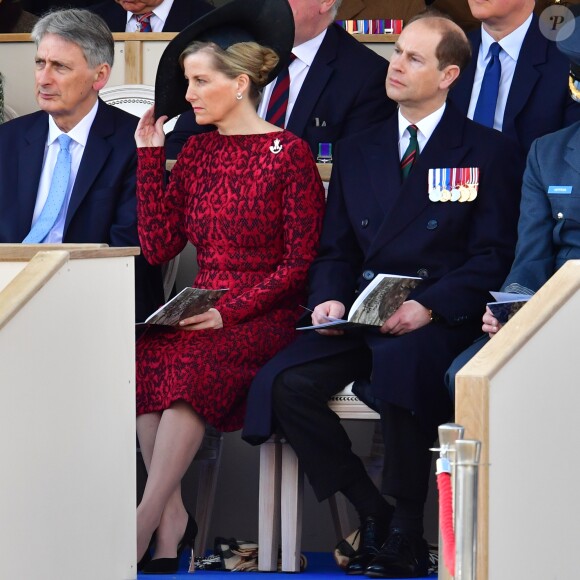 Philip Hammond, Sophie, comtesse de Wessex, le prince Edward lors de l'inauguration le 9 mars 2017 à Londres d'un mémorial rendant hommage aux services rendus au péril de leur vie par les personnels de l'armée britannique et les civils de la Défense lors de la Guerre du Golfe et des conflits armés en Irak et en Afghanistan.