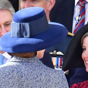 La duchesse Catherine de Cambridge avec la comtesse Sophie de Wessex et le prince Edward lors de l'inauguration le 9 mars 2017 à Londres d'un mémorial rendant hommage aux services rendus au péril de leur vie par les personnels de l'armée britannique et les civils de la Défense lors de la Guerre du Golfe et des conflits armés en Irak et en Afghanistan.