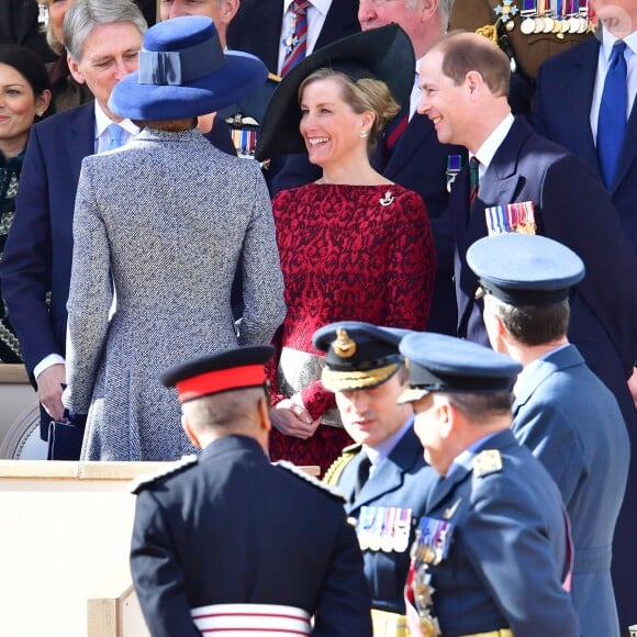 La duchesse Catherine de Cambridge avec la comtesse Sophie de Wessex et le prince Edward lors de l'inauguration le 9 mars 2017 à Londres d'un mémorial rendant hommage aux services rendus au péril de leur vie par les personnels de l'armée britannique et les civils de la Défense lors de la Guerre du Golfe et des conflits armés en Irak et en Afghanistan.