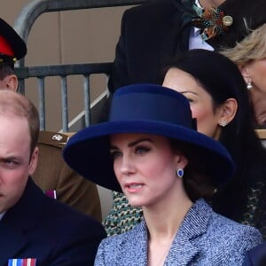 Le prince William, duc de Cambridge, Kate Middleton, duchesse de Cambridge, et Philip Hammond lors de l'inauguration le 9 mars 2017 à Londres d'un mémorial rendant hommage aux services rendus au péril de leur vie par les personnels de l'armée britannique et les civils de la Défense lors de la Guerre du Golfe et des conflits armés en Irak et en Afghanistan.