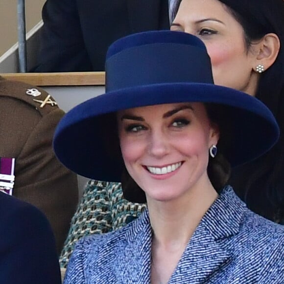 Le prince William, duc de Cambridge, Kate Middleton, duchesse de Cambridge, et Philip Hammond lors de l'inauguration le 9 mars 2017 à Londres d'un mémorial rendant hommage aux services rendus au péril de leur vie par les personnels de l'armée britannique et les civils de la Défense lors de la Guerre du Golfe et des conflits armés en Irak et en Afghanistan.