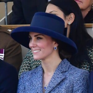 Le prince William, duc de Cambridge, Kate Middleton, duchesse de Cambridge, et Philip Hammond lors de l'inauguration le 9 mars 2017 à Londres d'un mémorial rendant hommage aux services rendus au péril de leur vie par les personnels de l'armée britannique et les civils de la Défense lors de la Guerre du Golfe et des conflits armés en Irak et en Afghanistan.