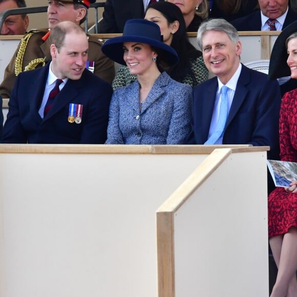 Le prince William, Kate Middleton, duchesse de Cambridge, Philip Hammond, Sophie, comtesse de Wessex, le prince Edward lors de l'inauguration le 9 mars 2017 à Londres d'un mémorial rendant hommage aux services rendus au péril de leur vie par les personnels de l'armée britannique et les civils de la Défense lors de la Guerre du Golfe et des conflits armés en Irak et en Afghanistan.