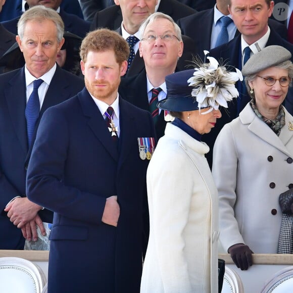 Tony Blair, le prince Harry, la princesse Anne, le prince Richard de Gloucester et sa femme Brigitte lors de l'inauguration le 9 mars 2017 à Londres d'un mémorial rendant hommage aux services rendus au péril de leur vie par les personnels de l'armée britannique et les civils de la Défense lors de la Guerre du Golfe et des conflits armés en Irak et en Afghanistan.