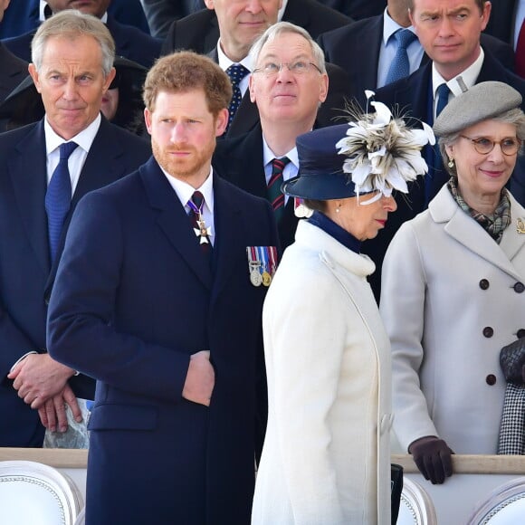 Tony Blair, le prince Harry, la princesse Anne, le prince Richard de Gloucester et sa femme Brigitte lors de l'inauguration le 9 mars 2017 à Londres d'un mémorial rendant hommage aux services rendus au péril de leur vie par les personnels de l'armée britannique et les civils de la Défense lors de la Guerre du Golfe et des conflits armés en Irak et en Afghanistan.