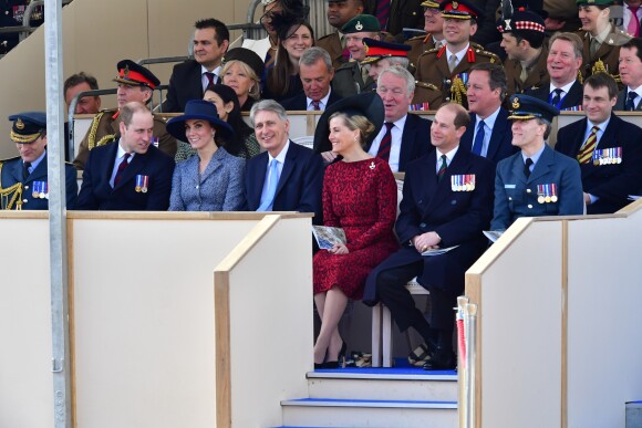 Le prince William, Kate Middleton, Philip Hammond, Sophie, comtesse de Wessex, le prince Edward, David Cameron lors de l'inauguration le 9 mars 2017 à Londres d'un mémorial rendant hommage aux services rendus au péril de leur vie par les personnels de l'armée britannique et les civils de la Défense lors de la Guerre du Golfe et des conflits armés en Irak et en Afghanistan.