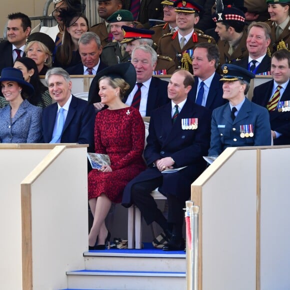 Le prince William, Kate Middleton, Philip Hammond, Sophie, comtesse de Wessex, le prince Edward, David Cameron lors de l'inauguration le 9 mars 2017 à Londres d'un mémorial rendant hommage aux services rendus au péril de leur vie par les personnels de l'armée britannique et les civils de la Défense lors de la Guerre du Golfe et des conflits armés en Irak et en Afghanistan.