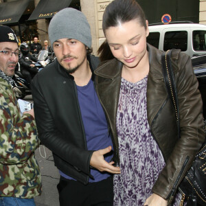 Orlando Bloom est venu chercher sa compagne Miranda Kerr à la sortie du défilé de mode Balenciaga à l'hôtel Crillon, Paris, le 30 septembre 2010.