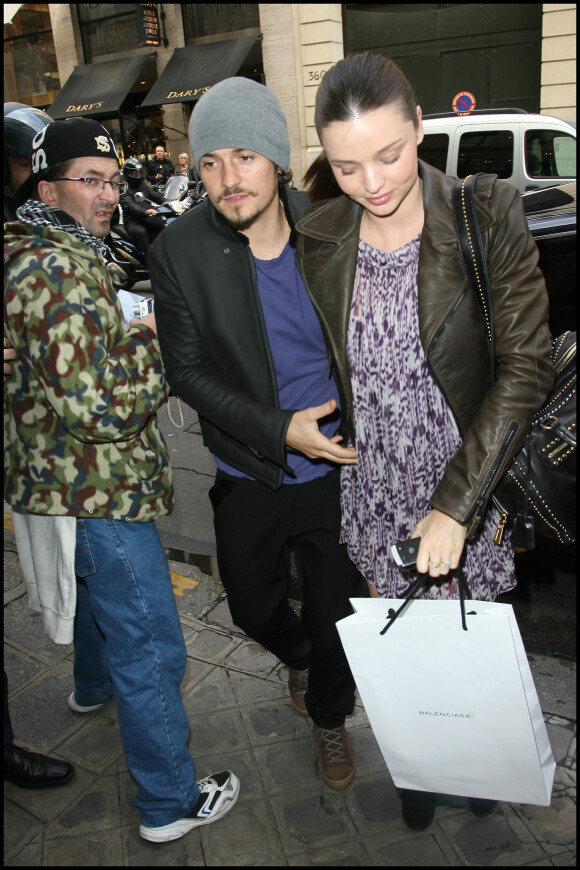 Orlando Bloom est venu chercher sa compagne Miranda Kerr à la sortie du défilé de mode Balenciaga à l'hôtel Crillon, Paris, le 30 septembre 2010.
