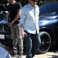 Johnny Hallyday, en compagnie de Maxim Nucci (Yodelice), arrive au restaurant "Soho House" à Malibu, le 09 mars 2017.