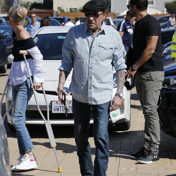 Johnny Hallyday avec sa femme Laeticia, qui marche toujours avec des béquilles, accompagnés de Maxim Nucci (Yodelice), arrivent au restaurant "Soho House" à Malibu, le 09 mars 2017.