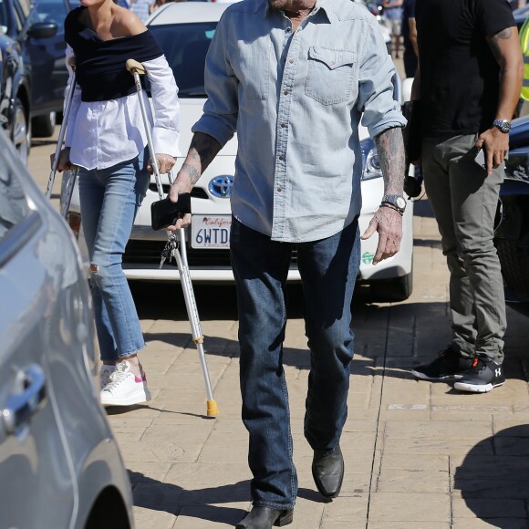Johnny Hallyday avec sa femme Laeticia, qui marche toujours avec des béquilles, accompagnés de Maxim Nucci (Yodelice), arrivent au restaurant "Soho House" à Malibu, le 09 mars 2017.