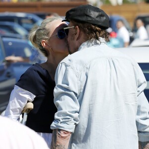 Johnny Hallyday avec sa femme Laeticia, qui marche toujours avec des béquilles, accompagnés de Maxim Nucci (Yodelice), arrivent au restaurant "Soho House" à Malibu, le 09 mars 2017.