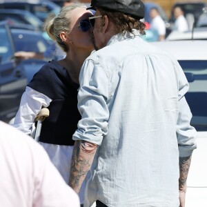 Johnny Hallyday avec sa femme Laeticia, qui marche toujours avec des béquilles, accompagnés de Maxim Nucci (Yodelice), arrivent au restaurant "Soho House" à Malibu, le 09 mars 2017.