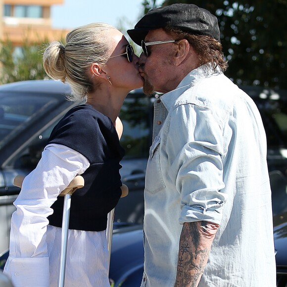 Johnny Hallyday avec sa femme Laeticia, qui marche toujours avec des béquilles, accompagnés de Maxim Nucci (Yodelice), arrivent au restaurant "Soho House" à Malibu, le 09 mars 2017.
