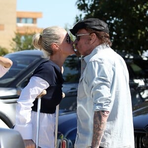 Johnny Hallyday avec sa femme Laeticia, qui marche toujours avec des béquilles, accompagnés de Maxim Nucci (Yodelice), arrivent au restaurant "Soho House" à Malibu, le 09 mars 2017.