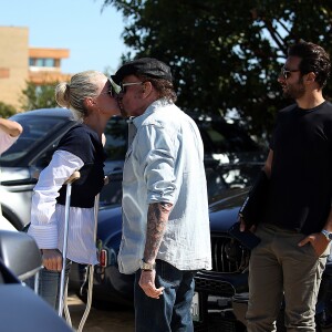 Johnny Hallyday avec sa femme Laeticia, qui marche toujours avec des béquilles, accompagnés de Maxim Nucci (Yodelice), arrivent au restaurant "Soho House" à Malibu, le 09 mars 2017.