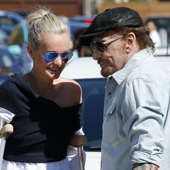 Johnny Hallyday avec sa femme Laeticia, qui marche toujours avec des béquilles, accompagnés de Maxim Nucci (Yodelice), arrivent au restaurant "Soho House" à Malibu, le 09 mars 2017.
