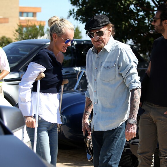 Johnny Hallyday avec sa femme Laeticia, qui marche toujours avec des béquilles, accompagnés de Maxim Nucci (Yodelice), arrivent au restaurant "Soho House" à Malibu, le 09 mars 2017.