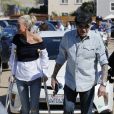 Johnny Hallyday avec sa femme Laeticia, qui marche toujours avec des béquilles, accompagnés de Maxim Nucci (Yodelice), arrivent au restaurant "Soho House" à Malibu, le 09 mars 2017.