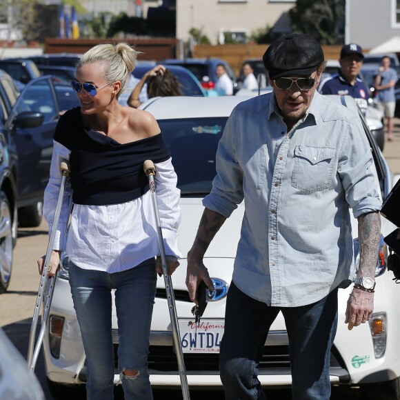 Johnny Hallyday avec sa femme Laeticia, qui marche toujours avec des béquilles, accompagnés de Maxim Nucci (Yodelice), arrivent au restaurant "Soho House" à Malibu, le 09 mars 2017.