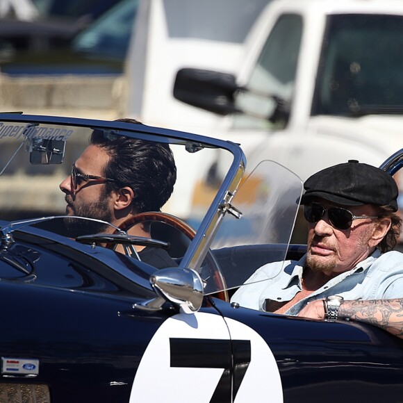 Johnny Hallyday accompagné de Maxim Nucci (Yodelice), arrive au restaurant "Soho House" à Malibu, au volant de son cabriolet AC Cobra marqué de son chiffre porte-bonheur, le numéro 7. Laeticia Hallyday, toujours en béquilles, les rejoint dans une autre voiture. Malibu, le 09 mars 2017.
