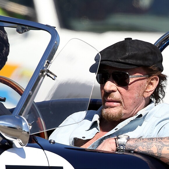 Johnny Hallyday accompagné de Maxim Nucci (Yodelice), arrive au restaurant "Soho House" à Malibu, au volant de son cabriolet AC Cobra marqué de son chiffre porte-bonheur, le numéro 7. Laeticia Hallyday, toujours en béquilles, les rejoint dans une autre voiture. Malibu, le 09 mars 2017.