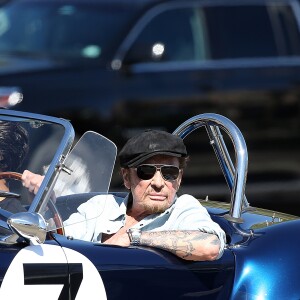 Johnny Hallyday accompagné de Maxim Nucci (Yodelice), arrive au restaurant "Soho House" à Malibu, au volant de son cabriolet AC Cobra marqué de son chiffre porte-bonheur, le numéro 7. Laeticia Hallyday, toujours en béquilles, les rejoint dans une autre voiture. Malibu, le 09 mars 2017.