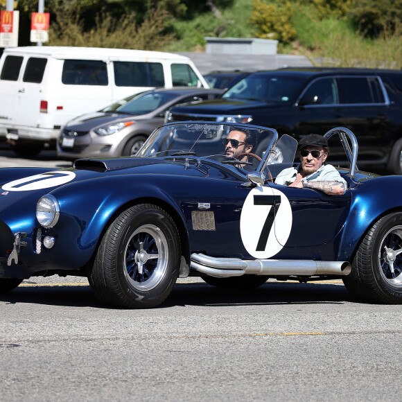 Johnny Hallyday accompagné de Maxim Nucci (Yodelice), arrive au restaurant "Soho House" à Malibu, au volant de son cabriolet AC Cobra marqué de son chiffre porte-bonheur, le numéro 7. Laeticia Hallyday, toujours en béquilles, les rejoint dans une autre voiture. Malibu, le 09 mars 2017.