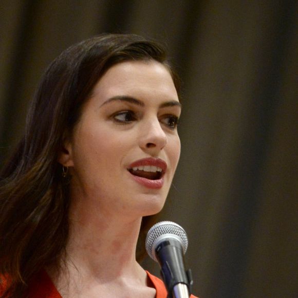 Anne Hathaway fait un discours lors d'une conférence de presse de l'ONU Women à New York le 8 mars 2017.
