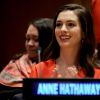 Anne Hathaway fait un discours lors d'une conférence de presse de l'ONU Women à New York le 8 mars 2017.