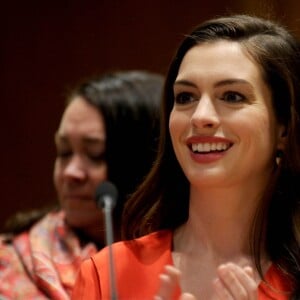 Anne Hathaway fait un discours lors d'une conférence de presse de l'ONU Women à New York le 8 mars 2017.