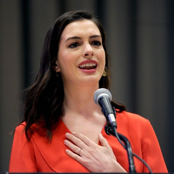 Anne Hathaway fait un discours lors d'une conférence de presse de l'ONU Women à New York le 8 mars 2017.