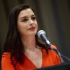 Anne Hathaway fait un discours lors d'une conférence de presse de l'ONU Women à New York le 8 mars 2017.