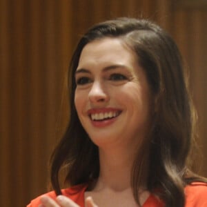 Anne Hathaway prononce un discours lors de la Journée internationale de la femme au siège des Nations Unies à New York le 8 mars 2017.