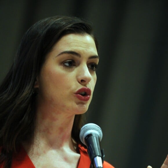 Anne Hathaway prononce un discours lors de la Journée internationale de la femme au siège des Nations Unies à New York le 8 mars 2017.