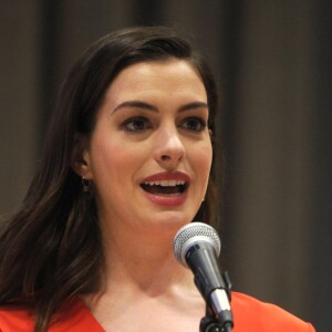 Anne Hathaway prononce un discours lors de la Journée internationale de la femme au siège des Nations Unies à New York le 8 mars 2017.
