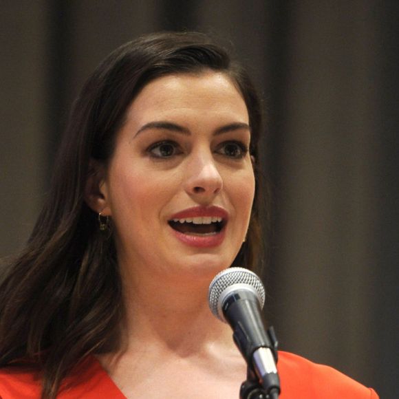 Anne Hathaway prononce un discours lors de la Journée internationale de la femme au siège des Nations Unies à New York le 8 mars 2017.