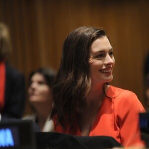 Anne Hathaway prononce un discours lors de la Journée internationale de la femme au siège des Nations Unies à New York le 8 mars 2017.