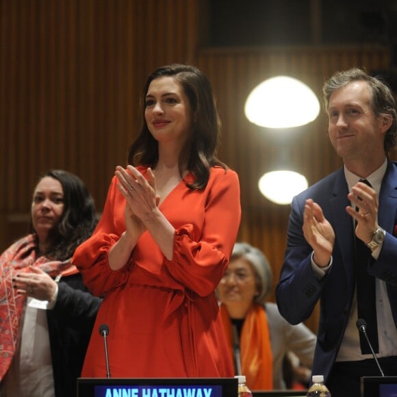 Anne Hathaway prononce un discours lors de la Journée internationale de la femme au siège des Nations Unies à New York le 8 mars 2017.