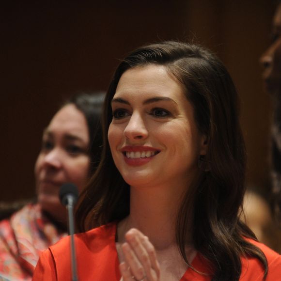 Anne Hathaway prononce un discours lors de la Journée internationale de la femme au siège des Nations Unies à New York le 8 mars 2017.