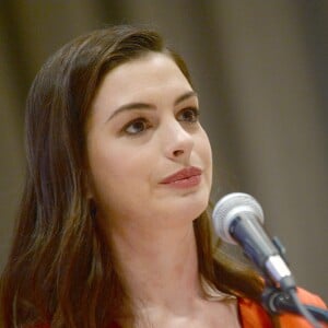 Anne Hathaway prononce un discours lors de la Journée internationale de la femme au siège des Nations Unies à New York le 8 mars 2017.