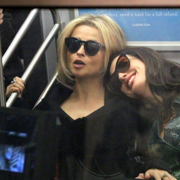 Helena Bonham Carter et Anne Hathaway pendant le tournage du film "Oceans Eight" dans le métro New Yorkais à la station Church Avenue dans le Quartier de Brooklyn à New York City, New York, Etats-Unis, le 3 décembre 2016.