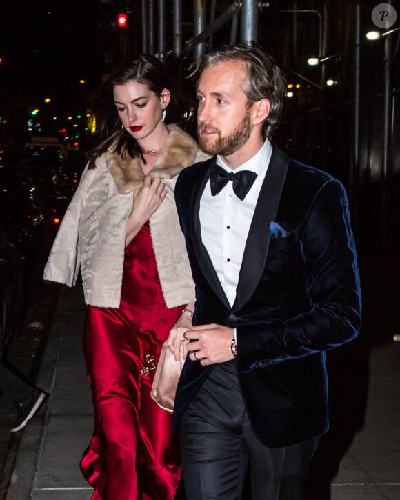 Exclusif - Anne Hathaway arrive à sa fête d'anniversaire accompagnée de son mari Adam Shulman et de ses amis Olivia Palermo et son mari Johannes Huebl dans le quartier de Manhattan à New York, le 12 novembre 2016