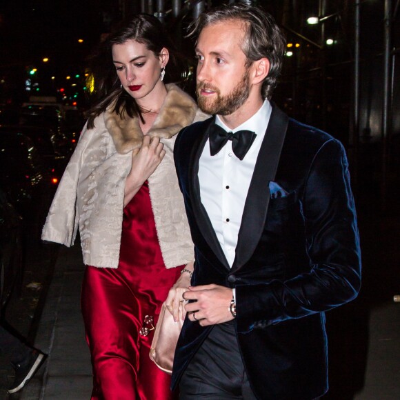 Exclusif - Anne Hathaway arrive à sa fête d'anniversaire accompagnée de son mari Adam Shulman et de ses amis Olivia Palermo et son mari Johannes Huebl dans le quartier de Manhattan à New York, le 12 novembre 2016